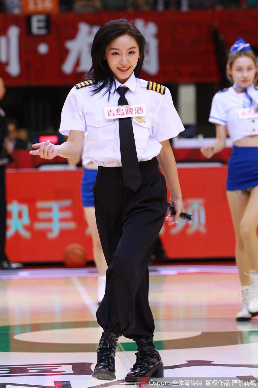 表演结束，这位宝贝转身离场的瞬间被镜头捕捉，发丝飞扬，制服的背影同样动人，留给观众无限的遐想空间，仿佛在期待她们下一次的登场。