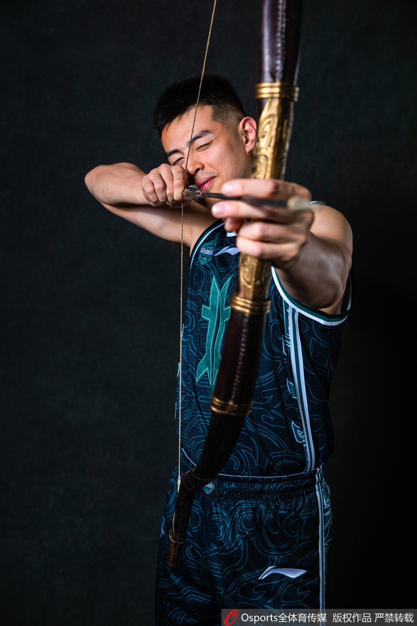 郭艾伦身着白色西装宛如新郎官，在定妆照拍摄现场手持双剑，脸上洋溢着他标志性的灿烂笑容