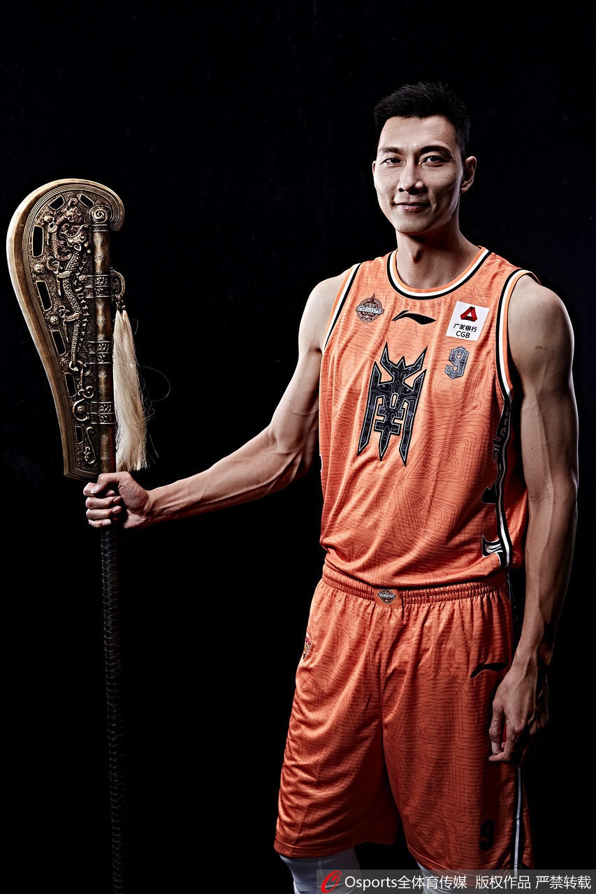 沈梓捷在镜头前模仿孙悟空，手搭凉棚，神态活灵活现，将年轻人的朝气与全明星的娱乐精神完美融合