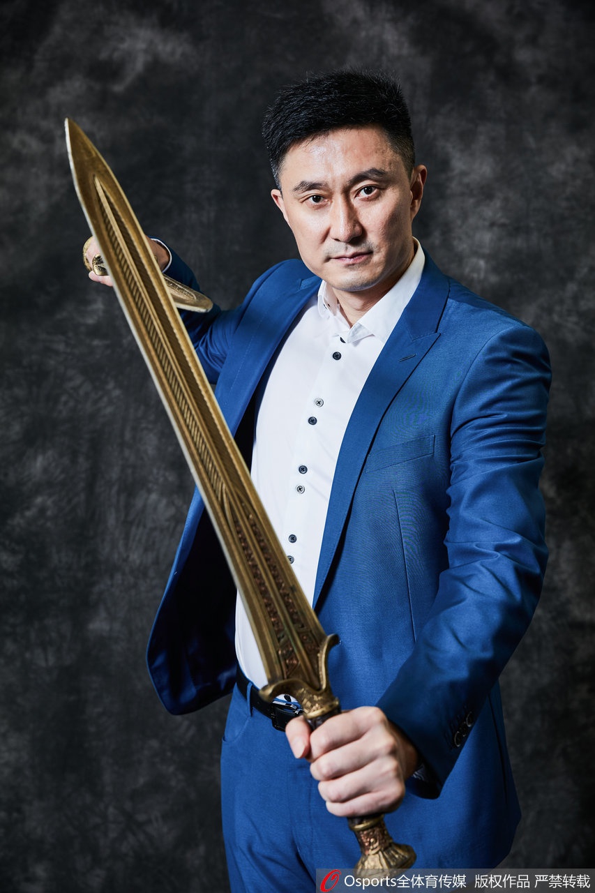 易建联目光如炬，沉稳端坐在镜头前，南区明星队的橙色战袍在他身上宛如龙鳞战甲，领袖气质扑面而来