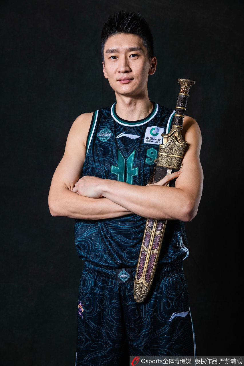 赵睿在镜头前表情搞怪，眼神中带着一丝戏谑，身体姿态放松，完美展现了他作为球队开心果的一面