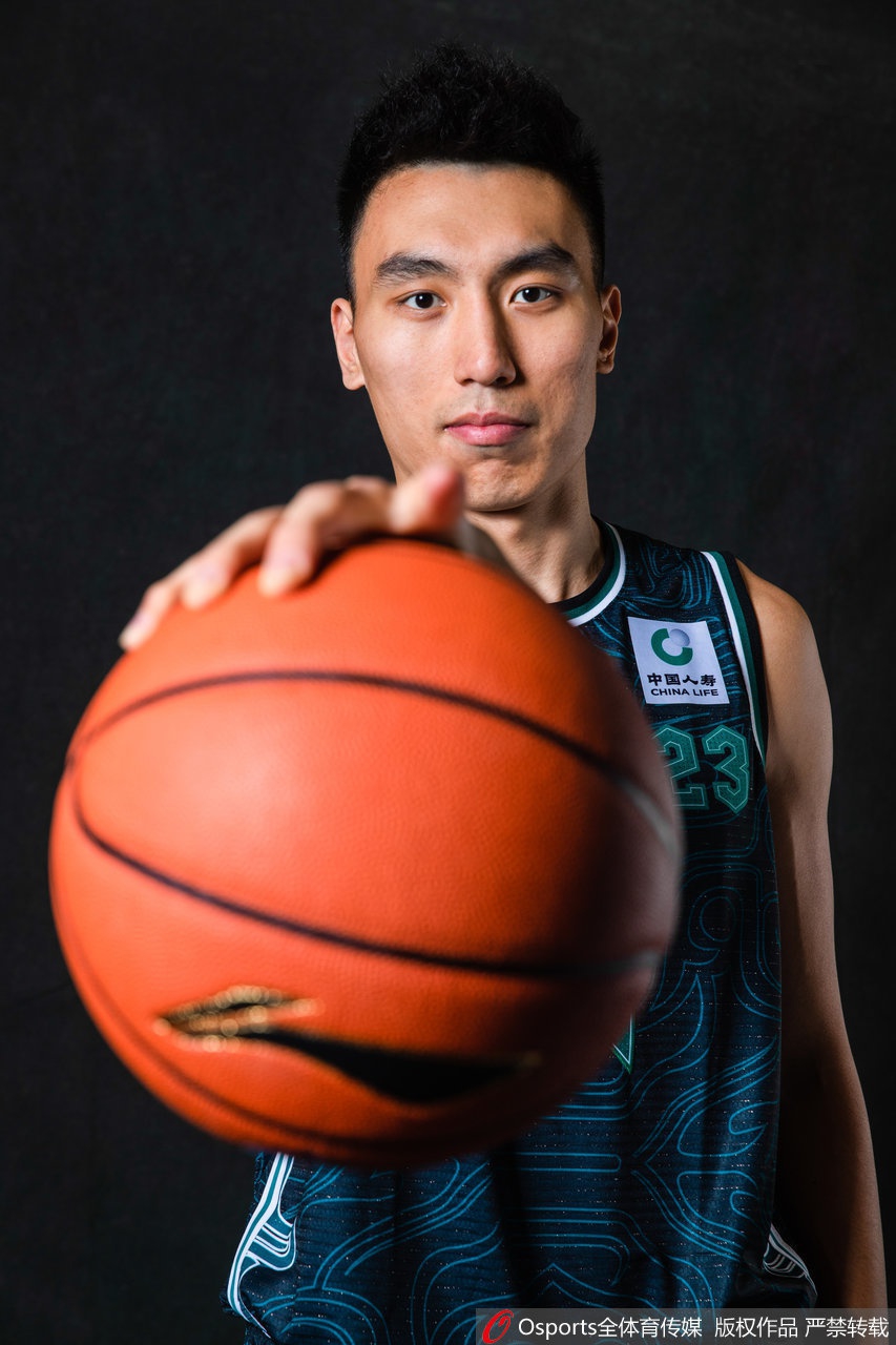 林书豪化身侠客，双手紧握宝剑，眼神坚毅地望向远方，黑色战袍随风轻摆，仿佛电影中的孤胆英雄