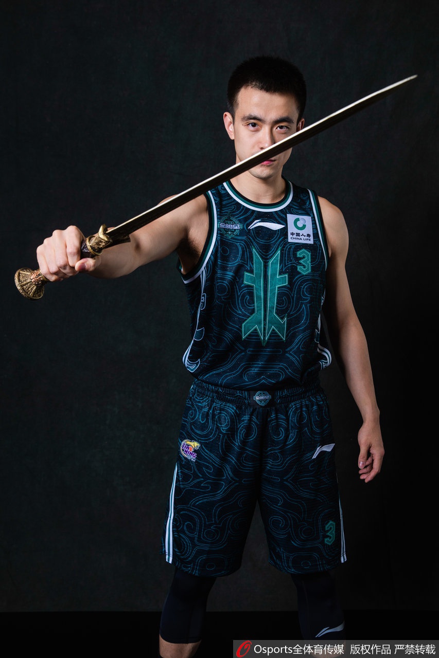 韩德君双手持长刀，站在北区队列中央，圆润的脸庞配上霸气的武器，既威武又透着几分反差萌