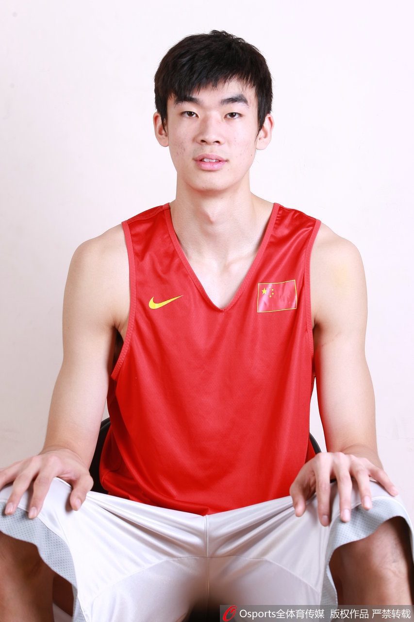 赛场上,李慕豪高高跃起,试图封盖对手的投篮,他那惊人的臂展与修长的身姿在空中构成了一道天然的屏障。