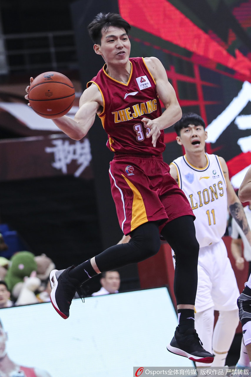 场边的北控主帅马布里神情专注，他正拉着外援弗格面授机宜，战术板上画满了针对山东队的防守战术。