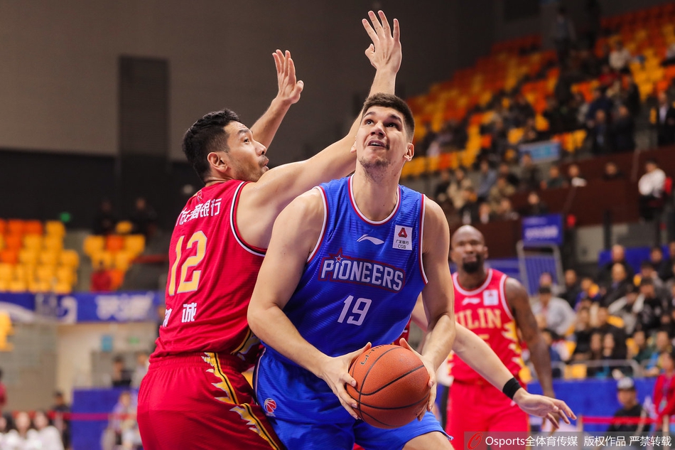 多米尼克·琼斯在天津男篮球员的严密防守下，犹如一道黑色闪电，强行突破上篮，瞬间点燃了客场球迷的激情。