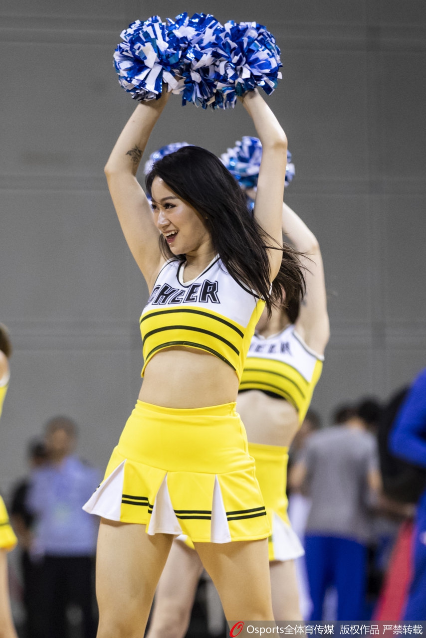 两位啦啦队员默契配合，在动感节奏中展现优美身姿，飞扬的发丝和自信的表情完美诠释了青春活力与体育竞技的完美融合。