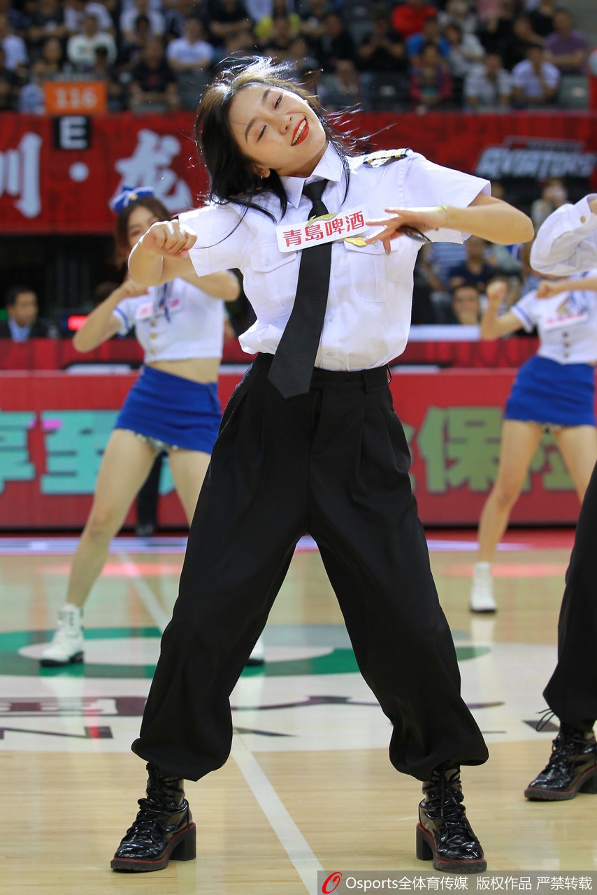 即使是静态的图片，也能感受到这位宝贝舞蹈动作的张力，她双手叉腰，身姿挺拔，制服的干练与啦啦队的活力在她身上得到了完美的融合。