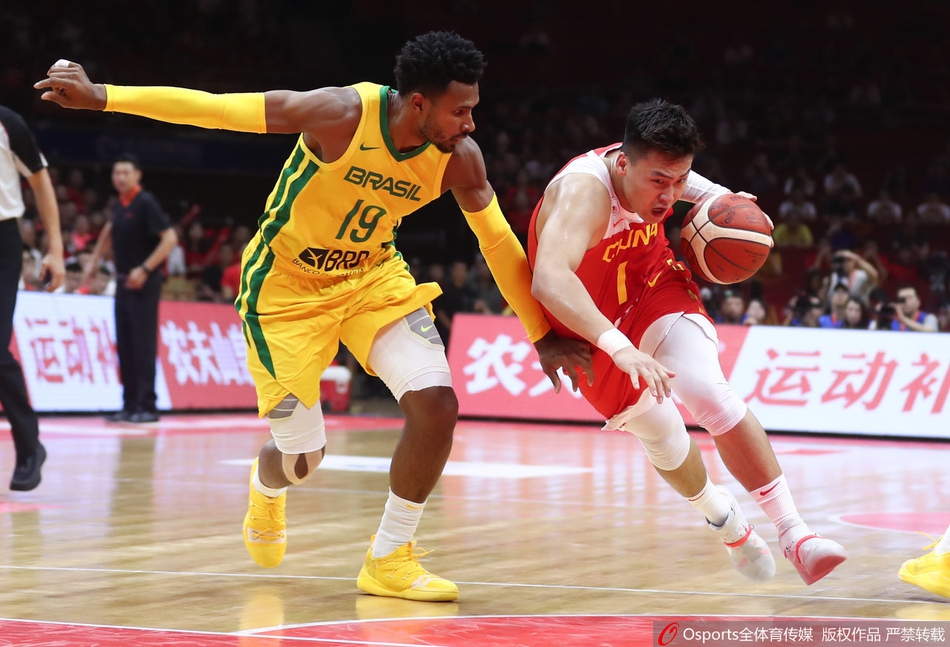 方硕与赵继伟在场边神情专注地探讨战术，作为后场双枪，他们承担着梳理球队进攻的重任。