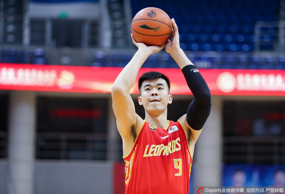 生日庆祝时刻,队友们搞怪地将蛋糕拍在李慕豪脸上,他被突如其来的‘袭击’逗得开怀大笑,场面欢乐无比。