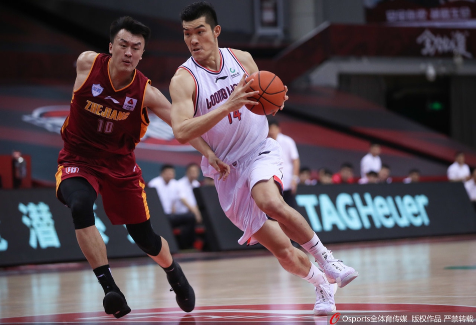 山东队“小鲨鱼”陶汉林在四川队禁区展现其惊人的爆发力,他隔着防守球员强行将球砸进篮筐,完成了一次霸气的2+1,怒吼着点燃了全场激情。
