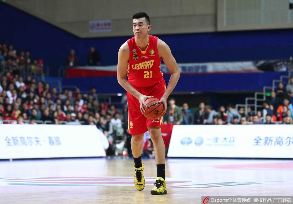 球场中央,李慕豪双手稳稳摘下篮板,他那超出常人的臂展和身高优势在此刻展现得淋漓尽致,守护着球队的内线禁区。