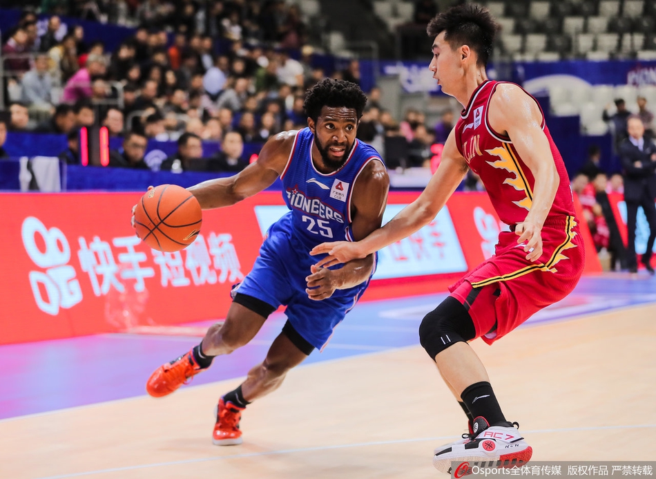 吉林队主帅王晗在场边大声指挥，神色专注而严肃，他末节的战术调整成为球队逆转比赛的关键因素。