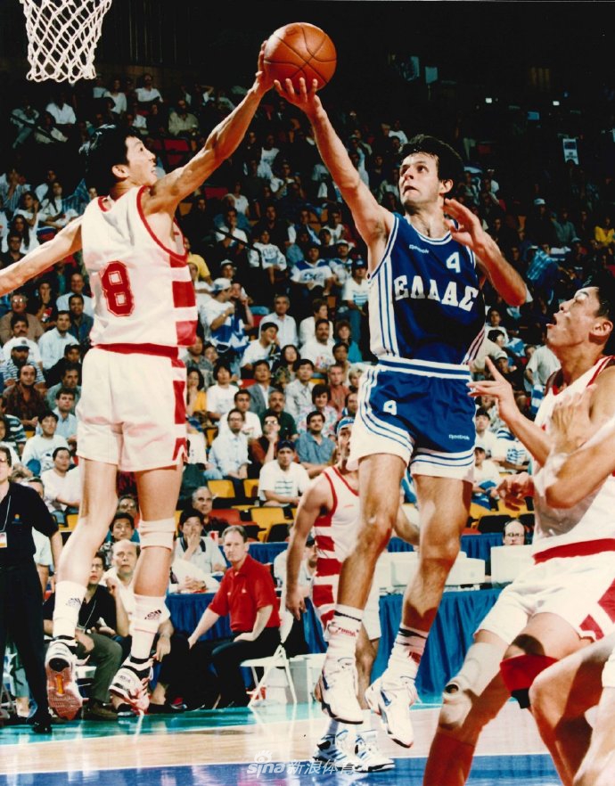 身披国家队八号战袍的胡卫东目光如炬，他坚毅的面容仿佛凝聚着中国男篮黄金一代的傲骨与杀气。