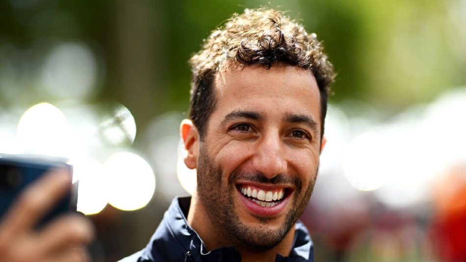 技术人员俯身于红牛赛车复杂的尾部扩散器前，进行最后的校准与检查，每一个部件的状态都关乎百分之一秒的胜负。