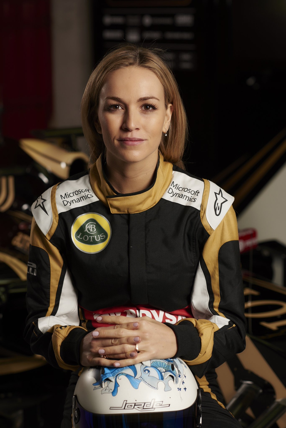15 / 16 美女卡门-约达是f1试车手,同时她也是媒体追逐的平面模特