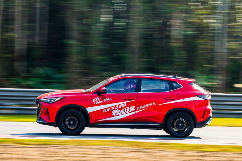 直线路段，多台赛车并驾齐驱竞速冲刺，速度带来的视觉冲击力让人肾上腺素飙升。