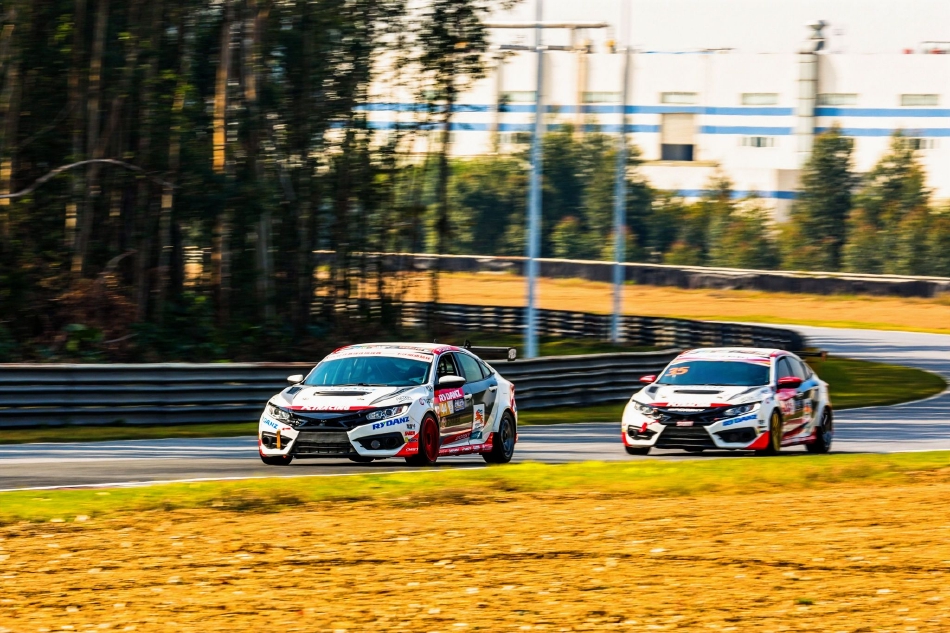 观众席上，大小车迷们探身凝望赛道，表情随着赛况时而紧张时而欢呼，沉浸于速度的魅力中。