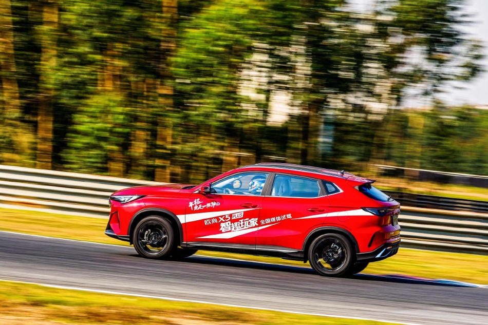 冠军车手站在颁奖台上高举奖杯香槟喷洒，金色液体与胜利的笑容在阳光下熠熠生辉。