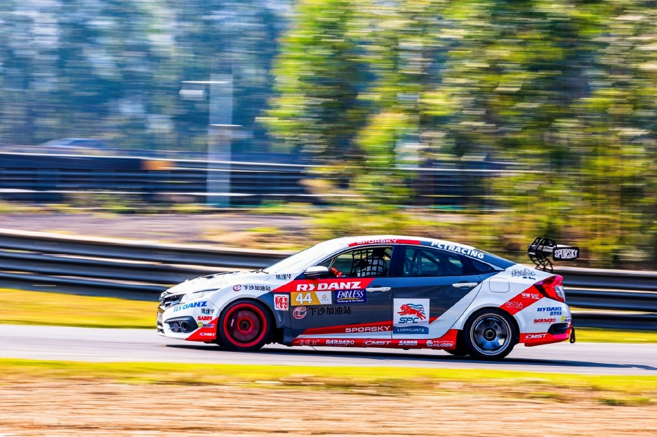 赛前，车手戴好头盔坐进驾驶舱，目光坚定地望向远方赛道，进行最后的心理预演。