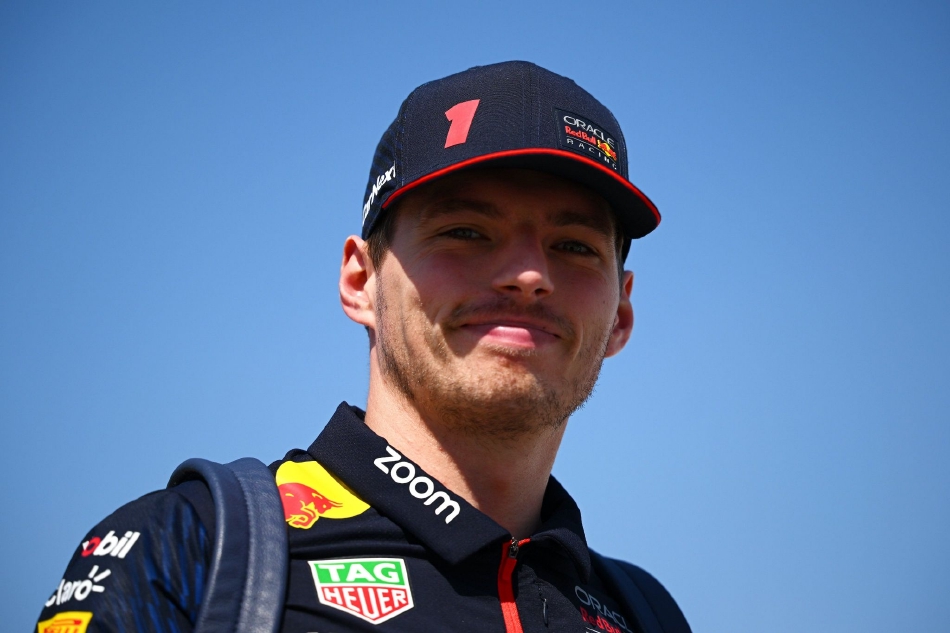 黄昏时分,赛车被推上赛道进行最后设置,天际线的紫霞与地面的荧黄色指示线交汇于地平线。