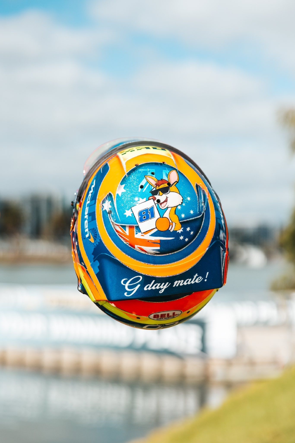 身穿各色队服的工作人员穿梭于维修区通道，构成一道流动的风景线，他们是将赛车与技术团队凝聚在一起的无声纽带。