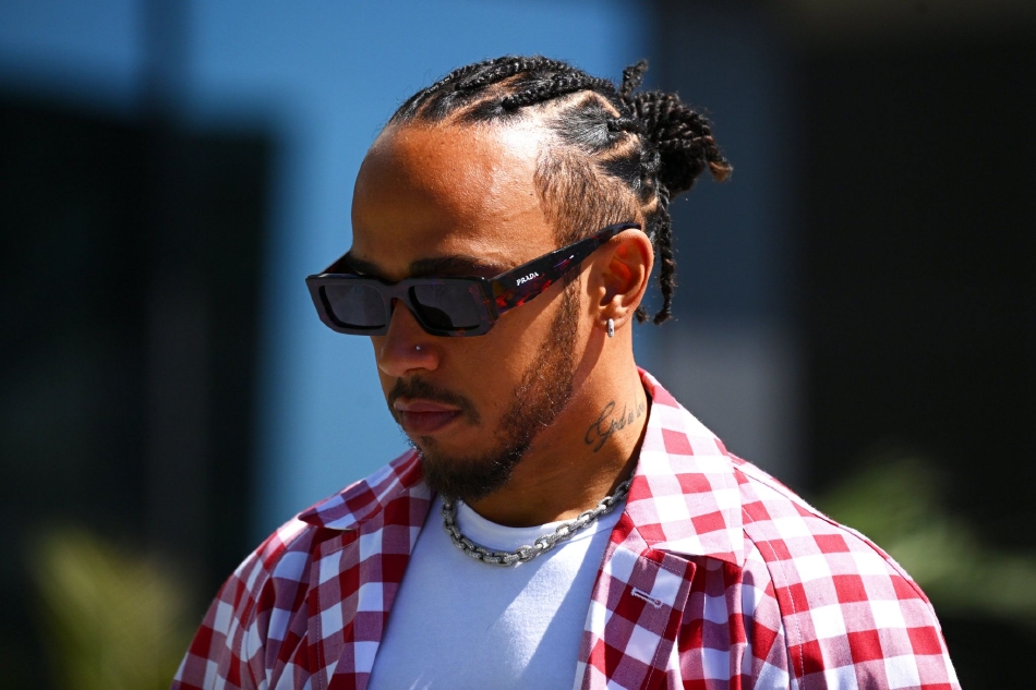 车队工程师正聚精会神地调试赛车的前翼,灯光下碳纤维的纹路与精密的部件清晰可见,每一次微调都关乎着次日赛道上的胜负毫厘。