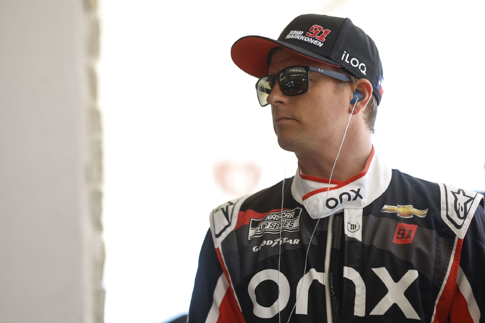 广角镜头下的纳斯卡比赛现场,看台上座无虚席,车流在赛道上拖出长长的光影,场面宏大而热烈。