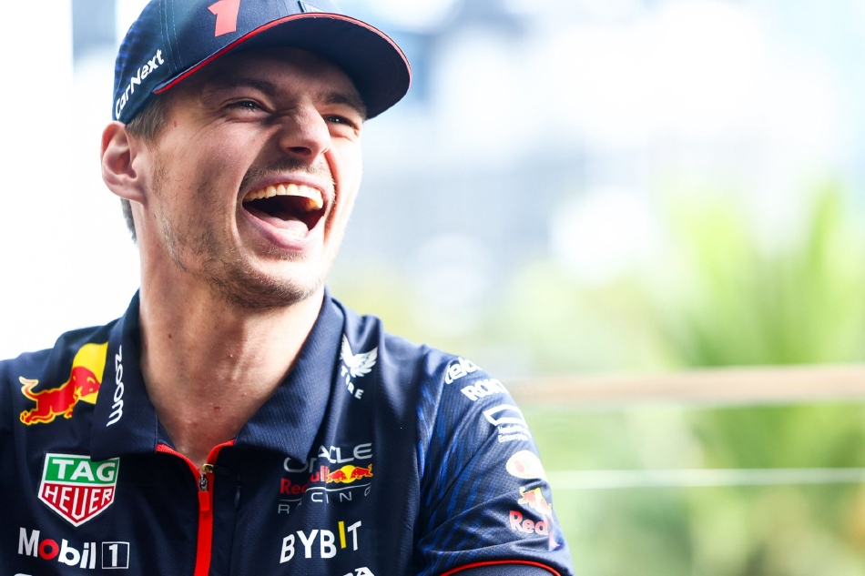 梅赛德斯AMG车队的明星工程师身着队服，在车库内专注地审视着电脑屏幕上的海量数据，寻找任何可能提升速度的微妙设置。