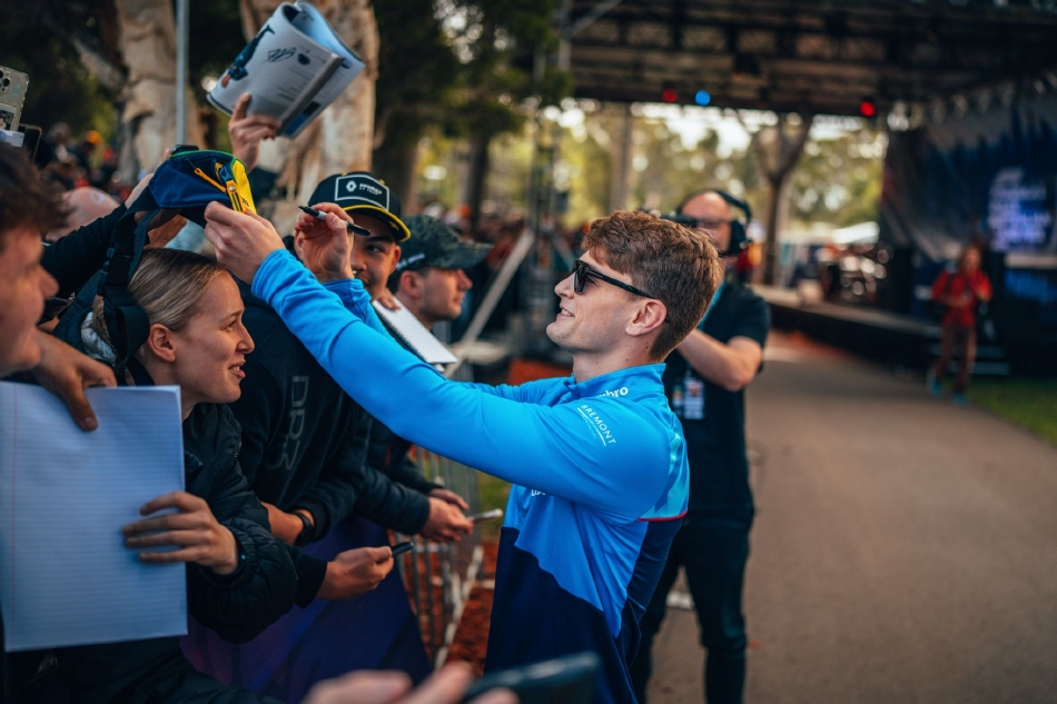 夜色初降，阿尔伯特公园赛道的起点格线在灯光的映照下格外清晰，它静静地等待着周末第一声发车指令的响起。