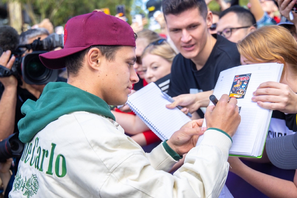 阿尔法罗密欧车队的C43赛车静静地停放在车库中，光线勾勒出其独特的线条，仿佛一头正在小憩、蓄势待发的猛兽。