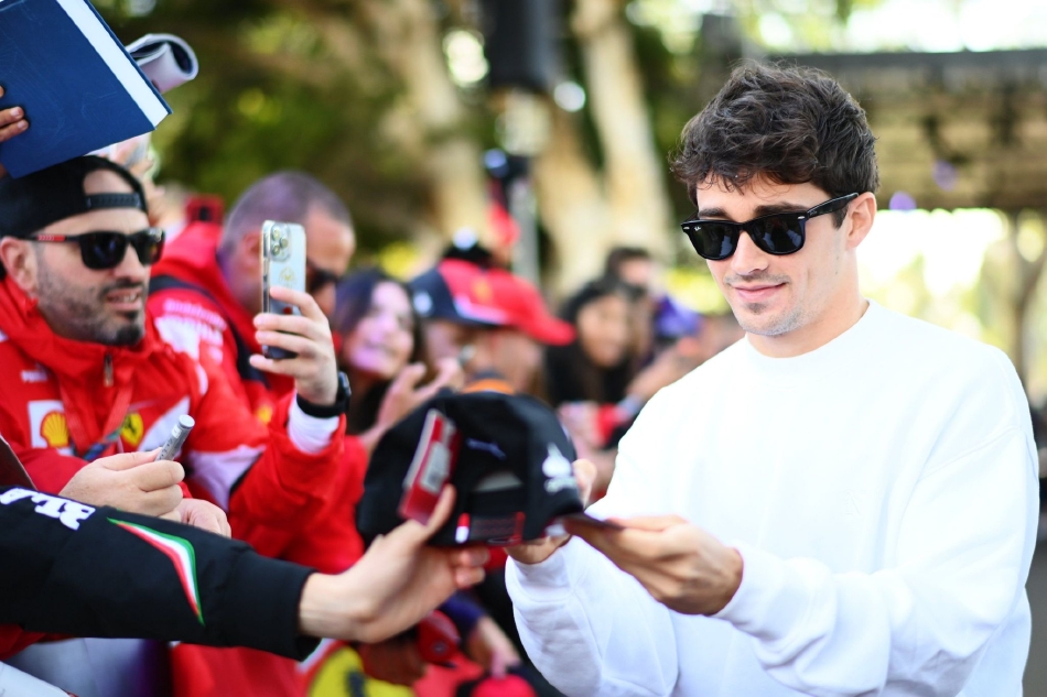 黄昏时分，阿尔伯特公园赛道华灯初上，一辆赛车在暮色中拖着尾灯的光痕飞驰，结束了第一天紧张而充实的练习赛程。