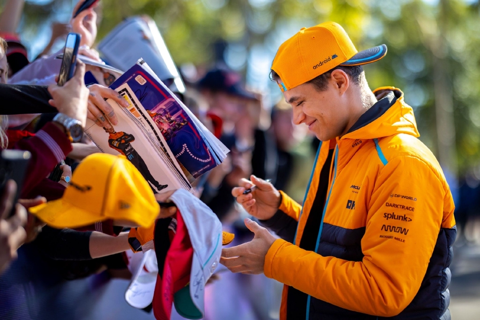 看台上座无虚席,热情的观众挥舞旗帜,汇聚成一片色彩斑斓的海洋,与赛道上的激情遥相呼应。