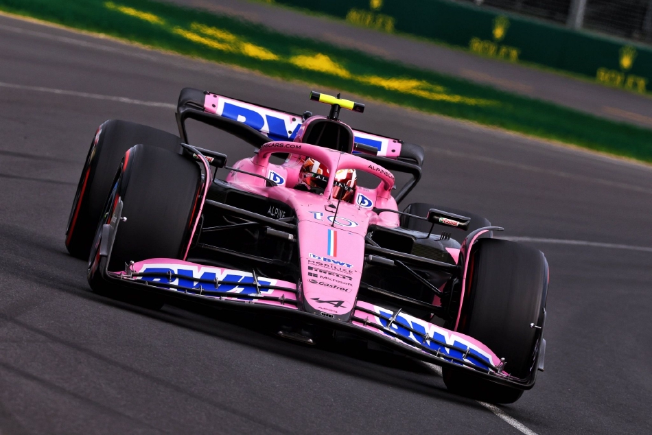 车手在激烈缠斗后驶过经典弯角,赛车与赛道边缘的橙色路肩亲密接触,激起零星火花。