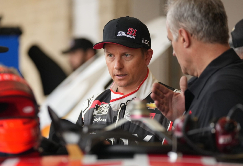 夜幕降临,赛车的前大灯在赛道上划出明亮的光轨,91号赛车在昏暗的环境中犹如一道疾驰的闪电。