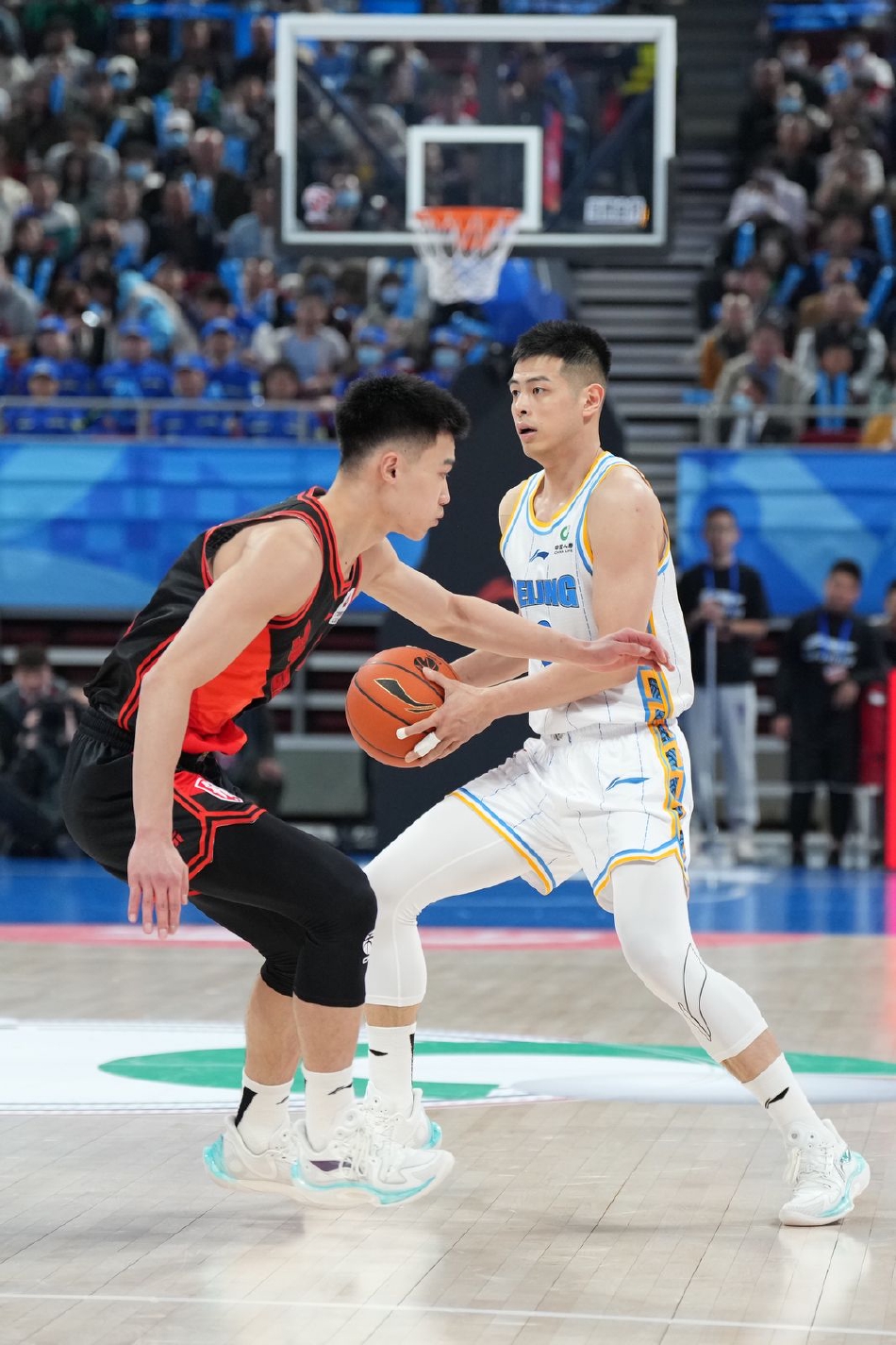 年轻后卫杨阿力持球快速推进，他正利用常规赛收官战的宝贵时间，在场上全力冲刺，锻炼自己在高强度对抗下的控球与决策能力。