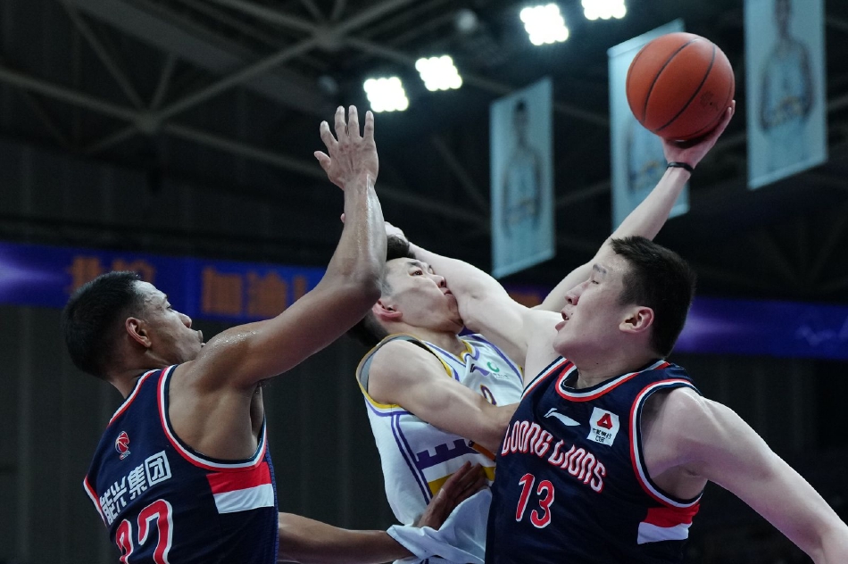 北控外援高登突破后强行上篮，与广州队大外援发生激烈身体对抗，两人在空中肌肉碰撞火星四溅
