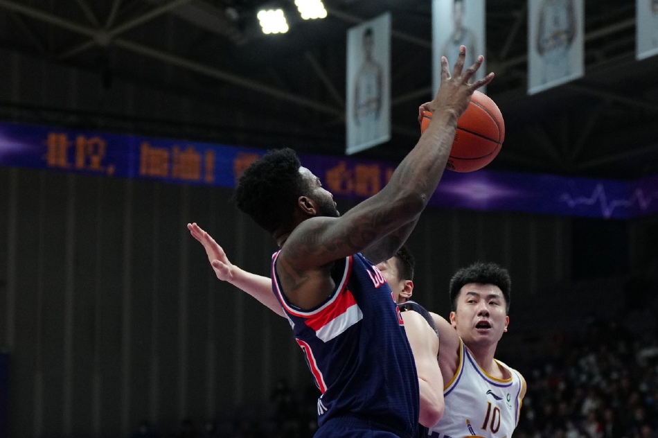 北控老将俞长栋篮下卡位拼抢篮板，面对两人包夹依然高高跃起，手臂青筋暴起展现出不屈的斗志