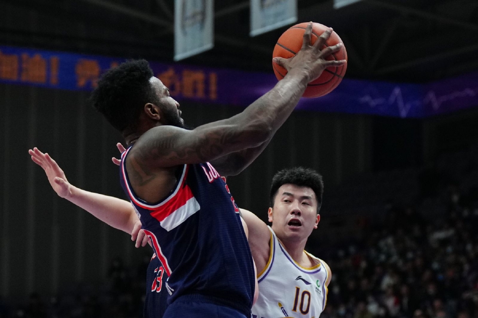 广州龙狮球员赛后围成一圈激情庆祝四连胜，崔永熙被队友们簇拥在中间，笑容灿烂彰显青春风暴