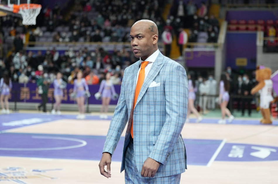 胜利哨响一刻，北控全队球员紧紧相拥在一起，替补球员冲进场内，大家脸上洋溢着狂喜与释然。他们用一场荡气回肠的逆转，共同庆祝这来之不易的主场荣耀，这一刻他们亲如兄弟。