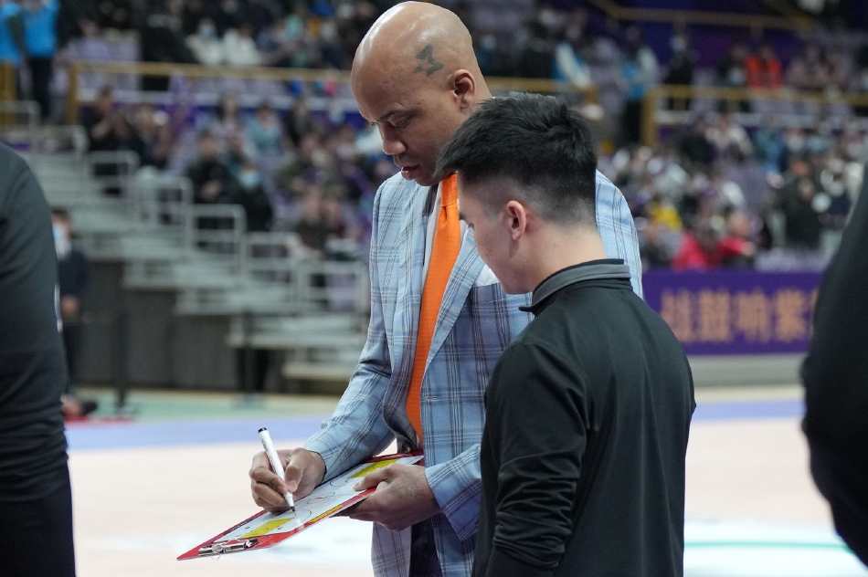 老将刘晓宇在比赛最后时刻沉着冷静地站上罚球线，全场屏息凝视，他稳稳出手，篮球空心入网，这关键的罚球为北控队锁定胜局，诠释了何为老将的价值与担当。