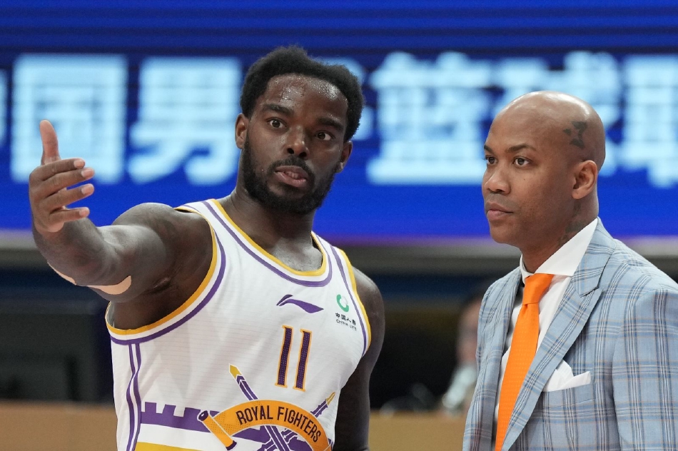 北控队魂俞长栋在命中关键三分后仰天长啸，紧握双拳怒吼庆祝，队友们纷纷围拢过来，他的激情瞬间点燃了整座球馆，现场球迷的欢呼声仿佛要掀翻屋顶。