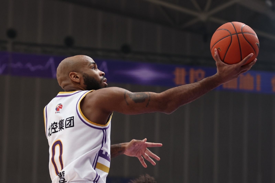 北控老将刘晓宇在加时赛中不惜体力地飞身救球，整个人扑出场外，展现了顽强的拼搏精神和对胜利的极度渴望。