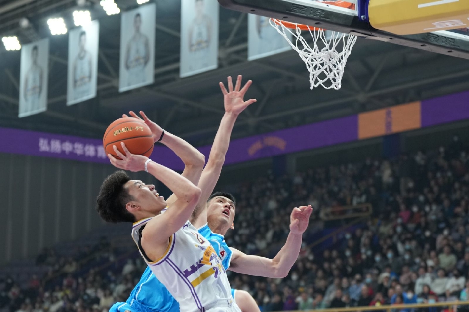 北控队张帆在三分线外果断出手，皮球离开指尖的瞬间，防守球员已望尘莫及，他是此役北控队最稳定的外线火炮。