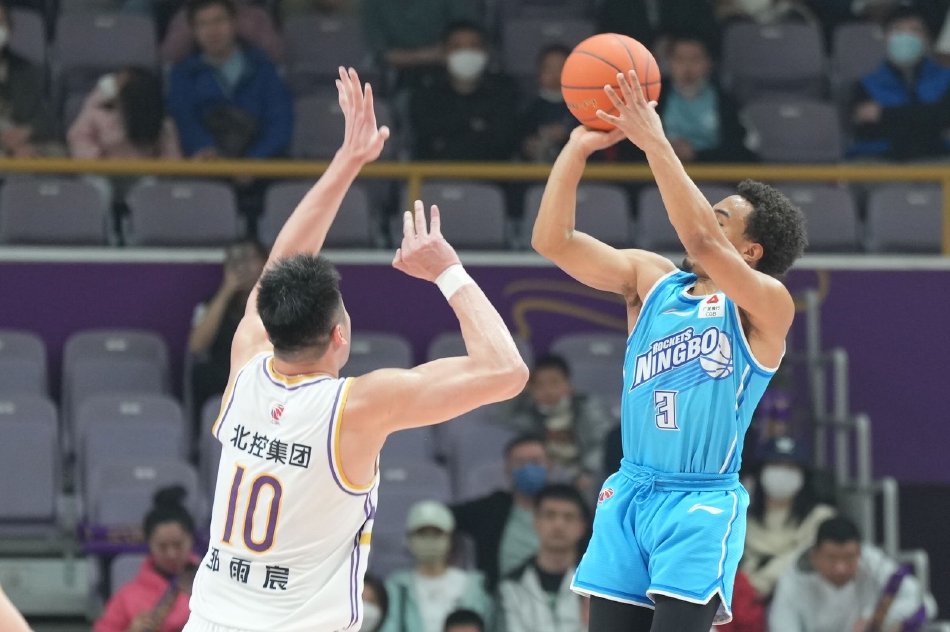 宁波队外援泰勒在高强度对抗中失去平衡，身体倾斜将球抛向篮筐，尽管防守严密，他依然是全场最具威胁的火力点。