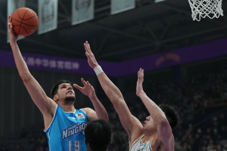 北控队2号廖三宁持球快速反击，面对防守人轻盈起跳，以一记漂亮的挑篮终结进攻，动作舒展如行云流水。