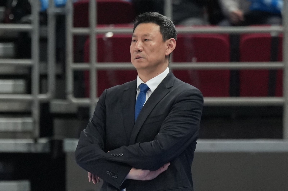 方硕在场上持球组织，作为球队的老将，他沉稳地控制着比赛节奏，用经验引领着年轻队友们如何在正确的时间做出正确的选择。