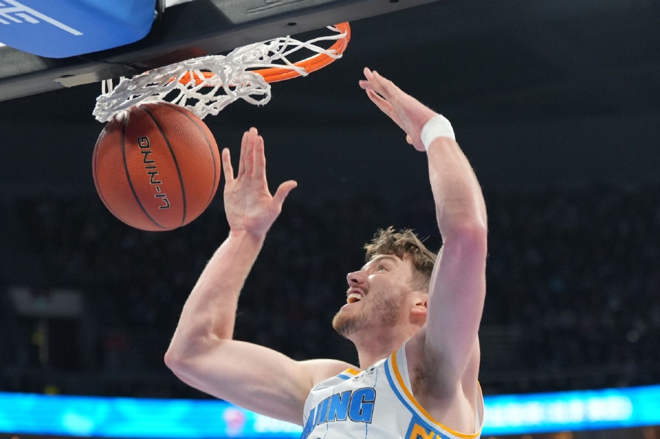 首钢队在一次成功的防守后迅速发动反击，球员们如潮水般涌向前场，这种快速转换的进攻正是新帅给球队带来的显著变化。