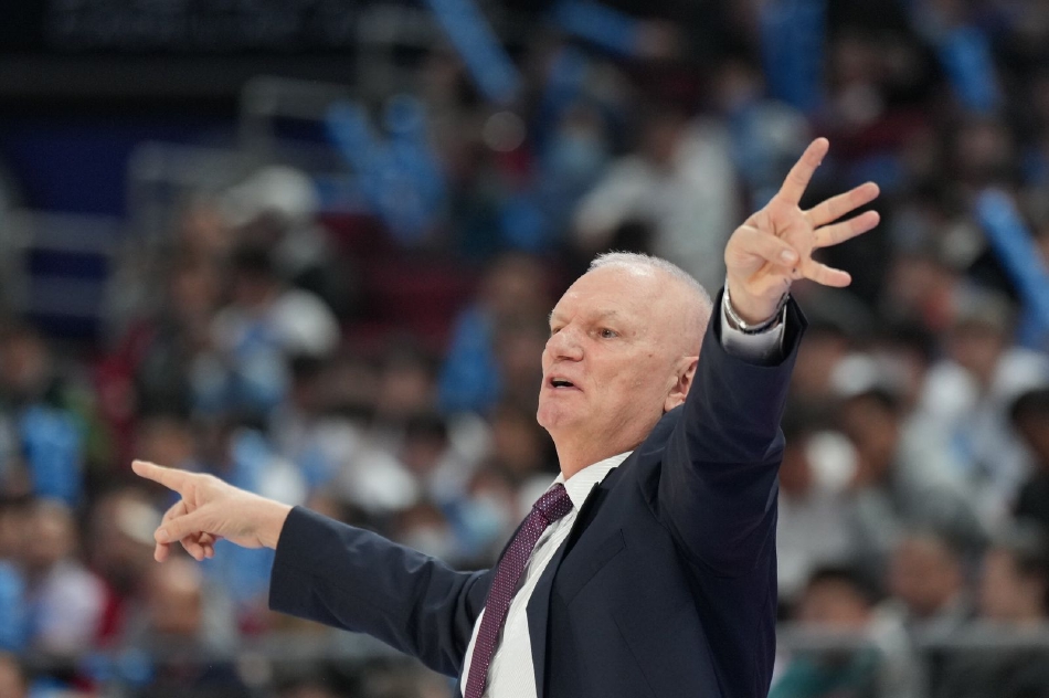 首钢队的两名球员在进球后击掌相庆，简单的动作背后是并肩作战的默契与信任，团队的凝聚力在无声中彰显。