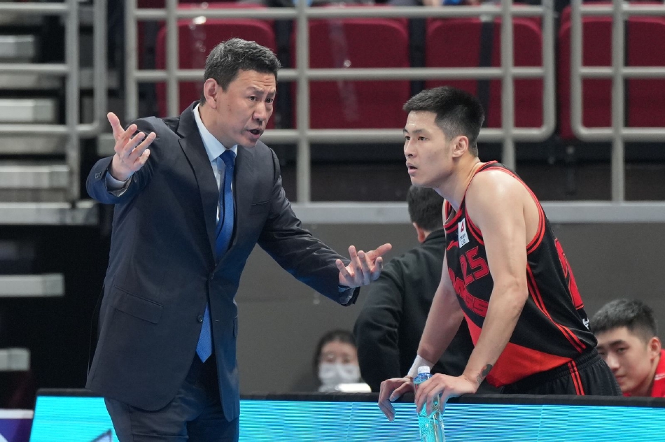 镜头捕捉到一位戴着口罩的小球迷，他全神贯注地盯着赛场，眼中闪烁着对篮球的热爱和对主队的支持，他是首钢队最坚定的第十二人。